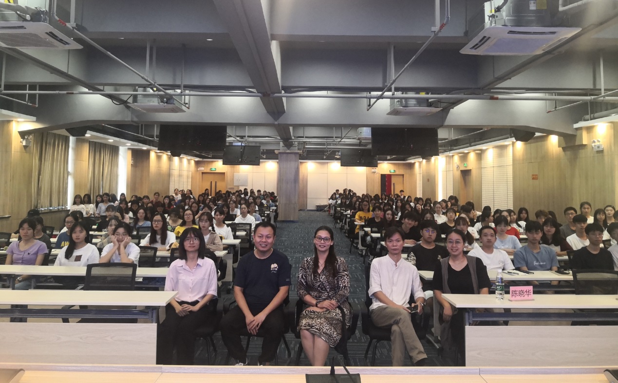 说明: C:\Users\Administrator\Desktop\寓教于旅,走进研学——文旅学院顺利举行研学旅行发展主题讲座\图六 全体合影留念.jpg