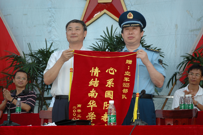 易江院长向部队赠送锦旗:学院领导向获奖连队颁奖:各系主任向获奖连队