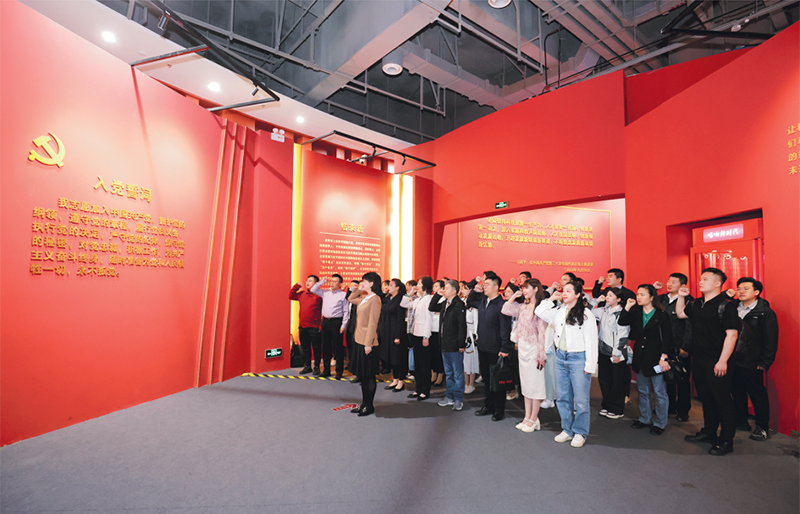 结合深入贯彻中央八项规定精神学习教育,中央和国家机关年轻干部开展“红色基因我传承”系列活动,一体修好理论学习、党性锻炼、基层实践三门课。图为2025年4月29日,中央和国家机关年轻干部赴中国科学家博物馆开展党性教育活动。 中央和国家机关工委供图